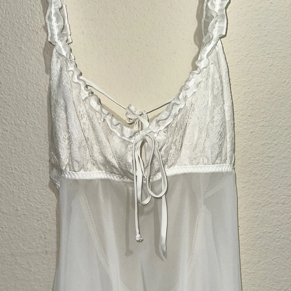 White Sheer Lace Trim Robe &‎ gown / Box 50